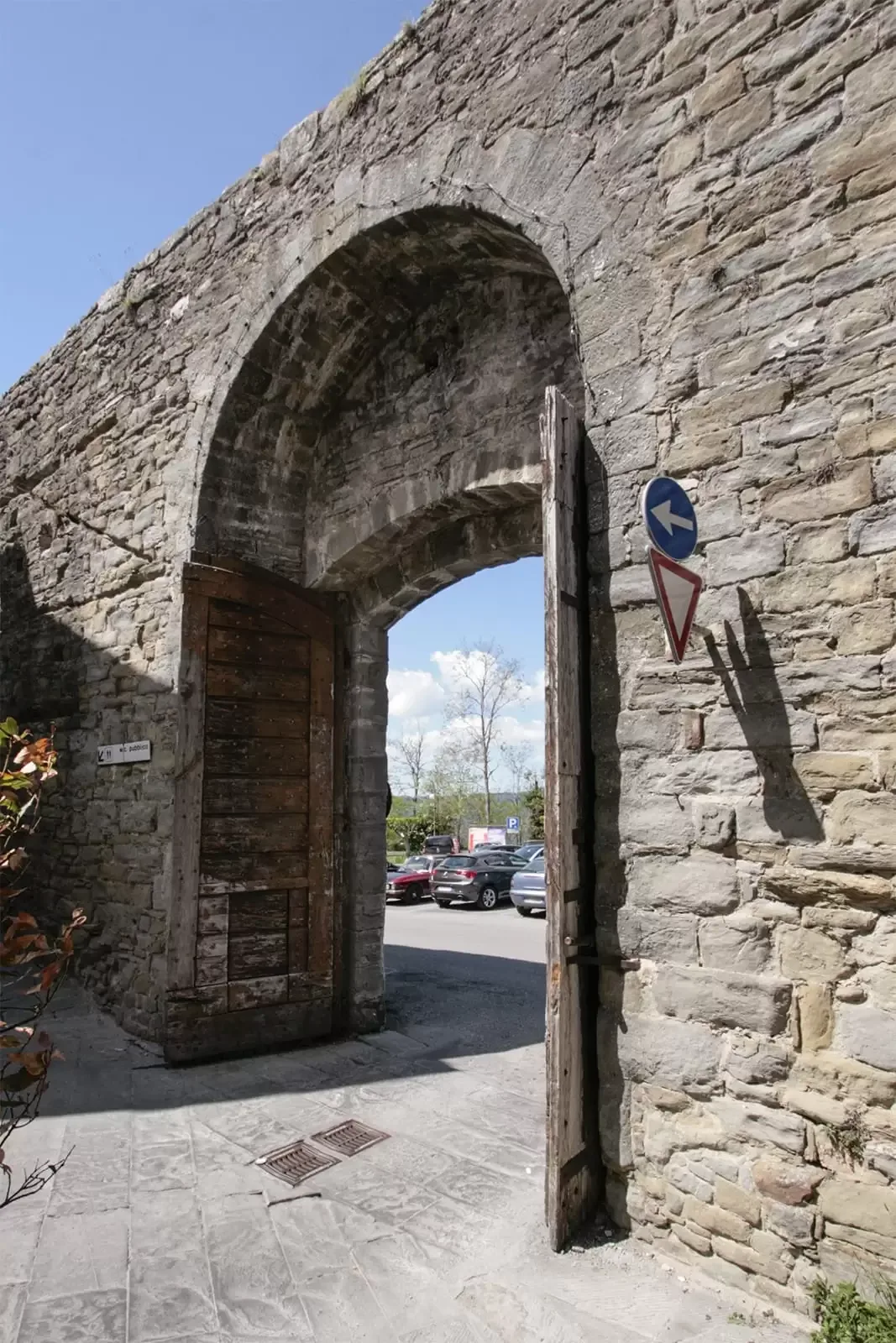 Porta Colonia, una delle porte etrusche che introducono al centro storico di Cortona