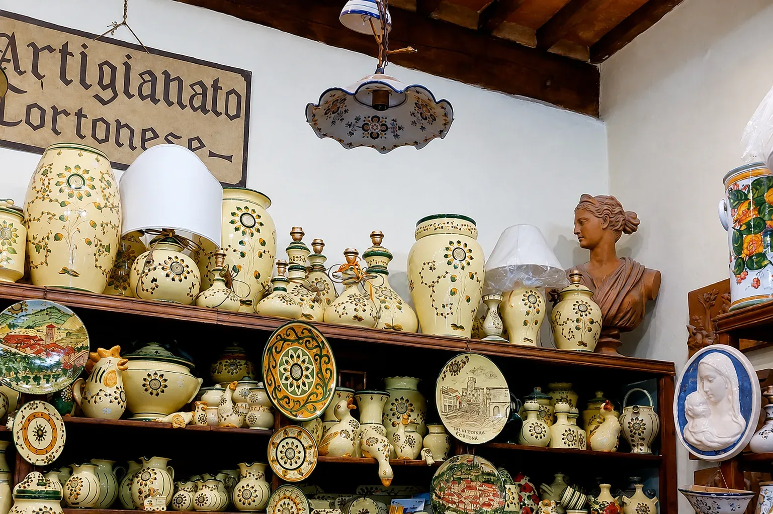 Ceramiche dipinte a mano nella tradizione dei cocci cortonesi