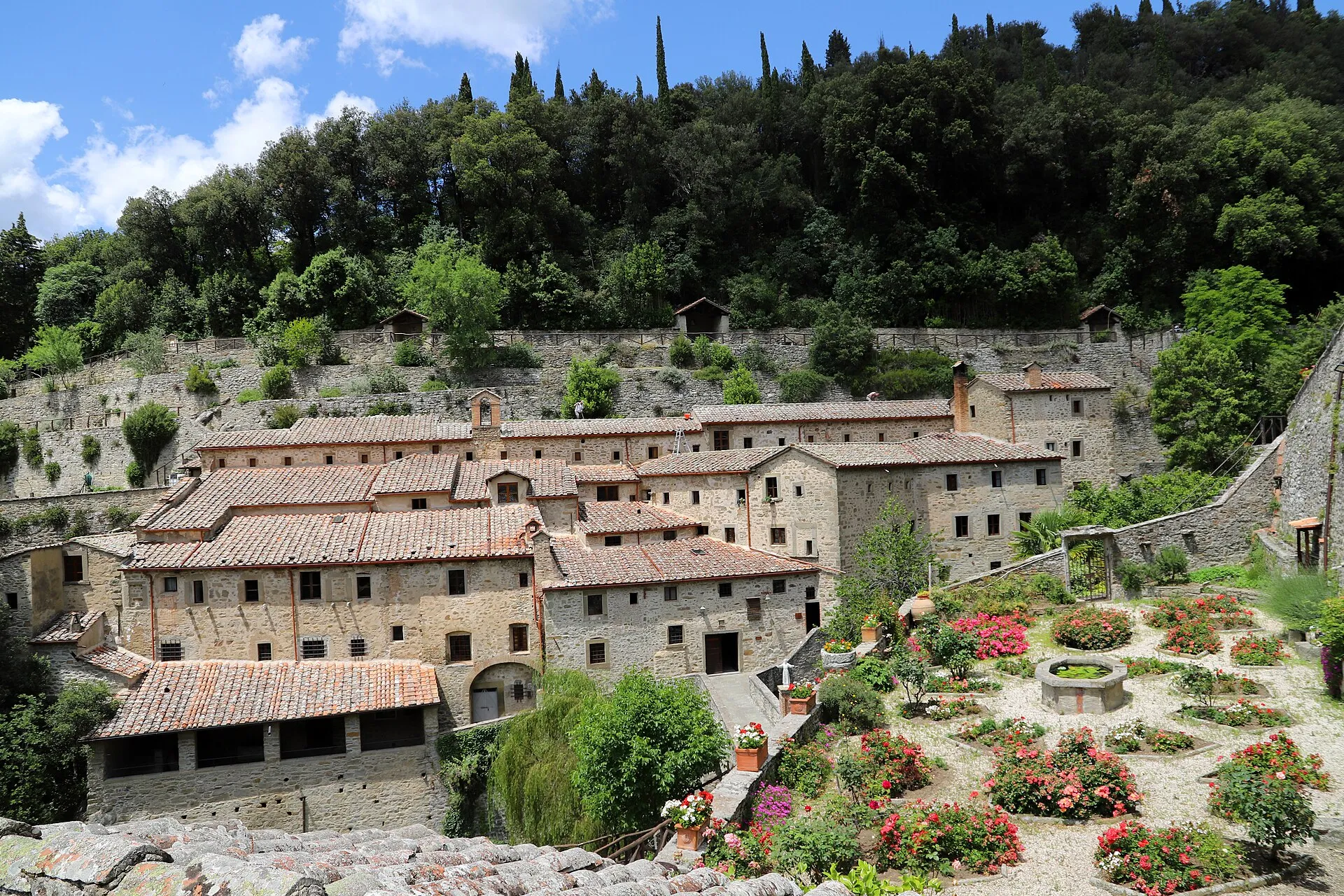 L'Eremo Le Celle tra gli ulivi sopra il torrente, fondato nel 1211