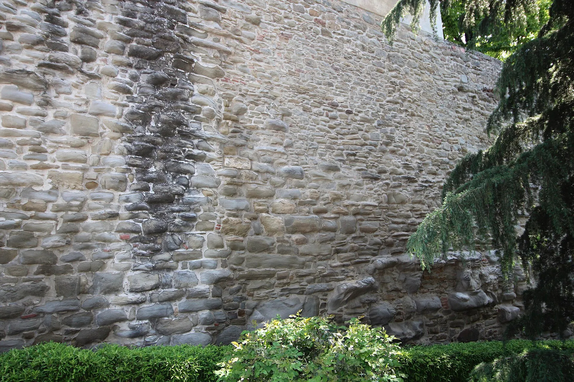 Le mura etrusche di Cortona, blocchi di pietra a luce radente