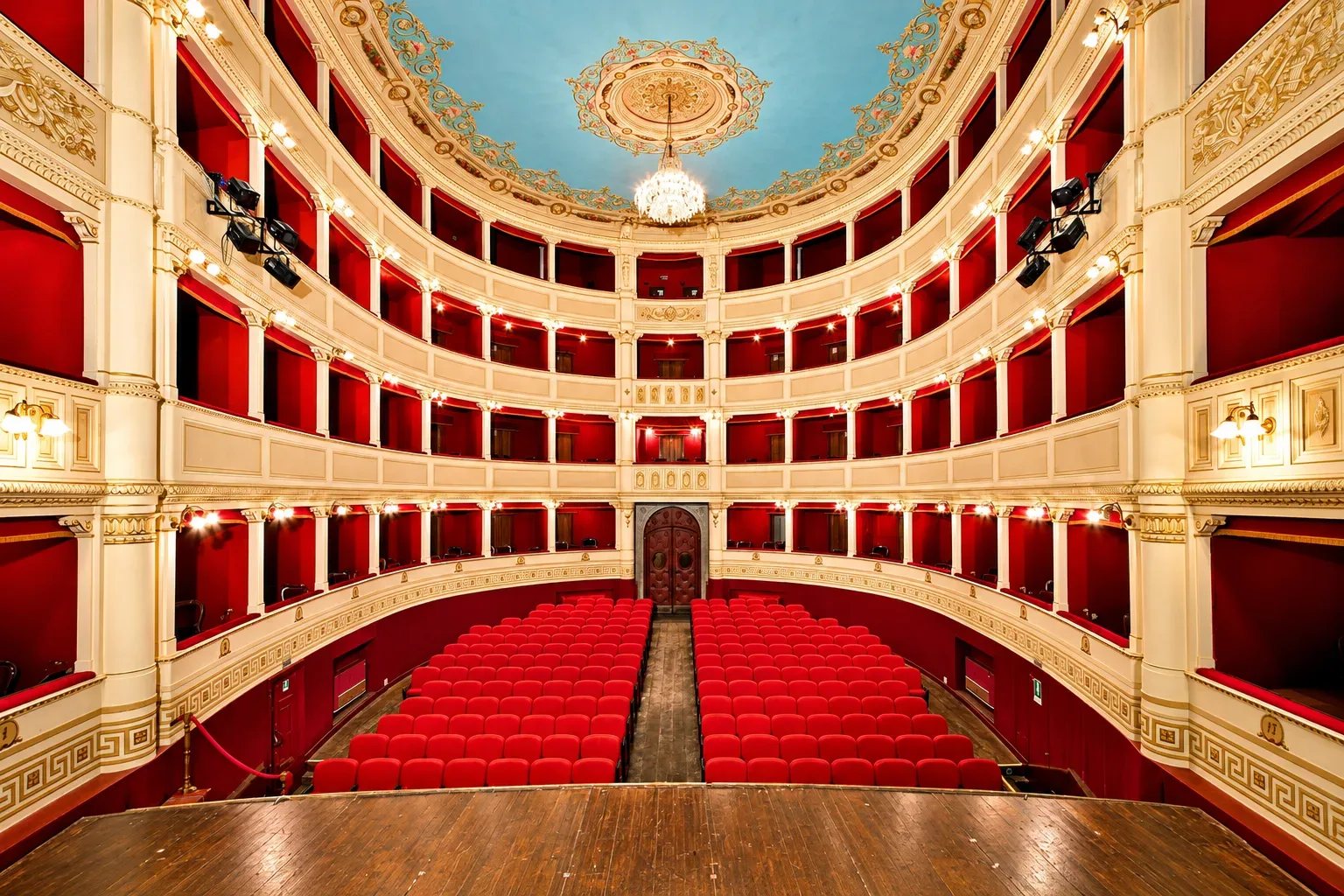 Interno di un teatro all'italiana con la platea e più ordini di palchi che circondano la sala